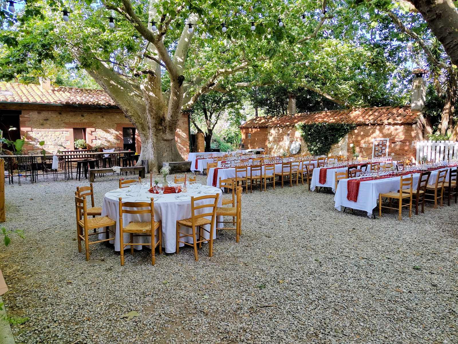 Invités d'un mariage dans la cour du Mas Bazan
