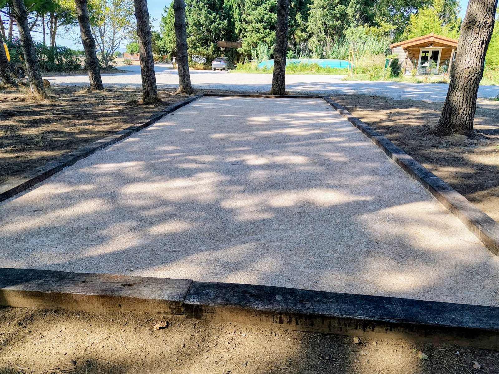 Gîte avec terrain de pétanque à Perpignan : le nouveau terrain ombragé du Mas Bazan